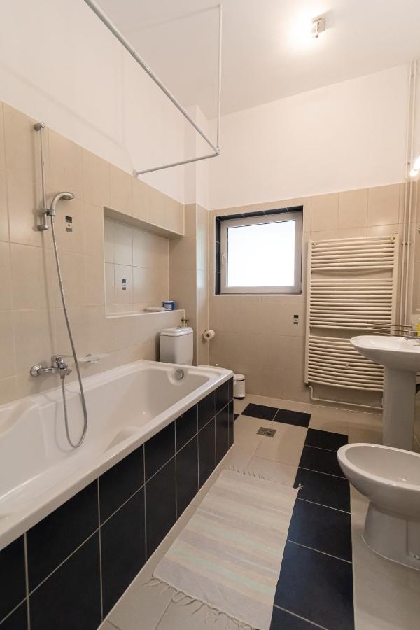 Residence 48 Beautiful Building Within Moments From The Old Town Of Brașov Exterior foto